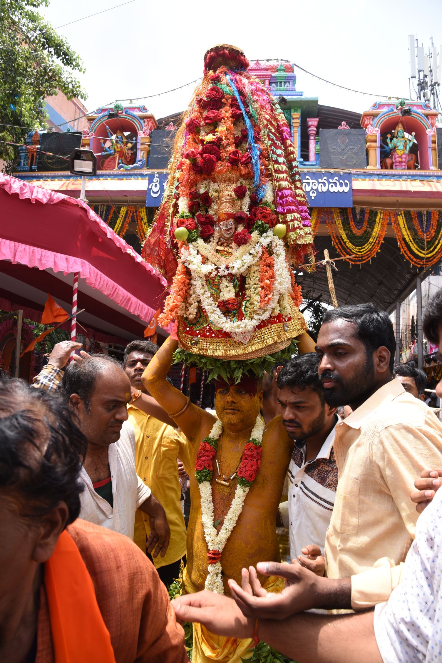 తెలంగాణ ప్రత్యేక రాష్ట్రంగా ఏర్పడిన తర్వాత ప్రభుత్వం బోనాలను రాష్ట్ర పండగగా ప్రకటించింది. ప్రతి ఏడాది బోనాల జాతర నిర్వహణకు ప్రత్యేకంగా నిధులను కేటాయిస్తోంది. ఈ సారి కరోనా కారణంగా నిధులు విడుదల చేయలేదు. ఈసారి బోనాల్లో ఘటాల ఊరేగింపు, పోతరాజుల నృత్యాలు, కళాకారుల ఆటపాటలు లేకుండానే సాదాసీదాగా ఆషాఢ బోనాల జాతర నిర్వహించాలని అధికారులు మార్గదర్శకాలను జారీచేశారు.