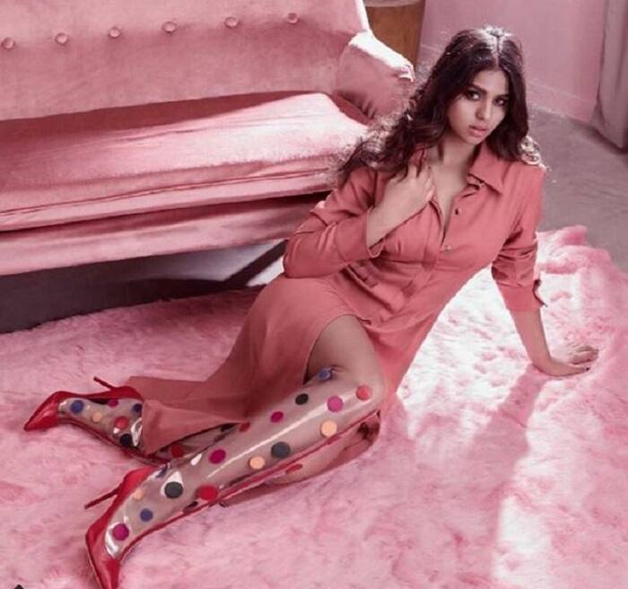 सोशल मीडिया पर सुहाना खान अपने कपड़ो को लेकर अक्सर ट्रोल की जाती हैं। अभी हाल ही में डिप नेक टॉप पहनने को लेकर वह काफी सुर्खियों में आई थी।