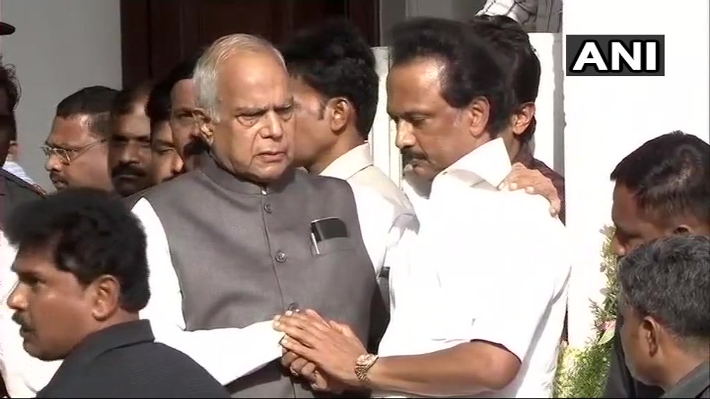ರಾಜಾಜಿ ಹಾಲ್ನಲ್ಲಿ ಕರುಣಾ ಅಂತಿಮ ದರ್ಶನ ಪಡೆದ ಗೌರ್ನರ್ ಬನ್ವಾರಿ ಲಾಲ್ ಪುರೋಹಿತ್.