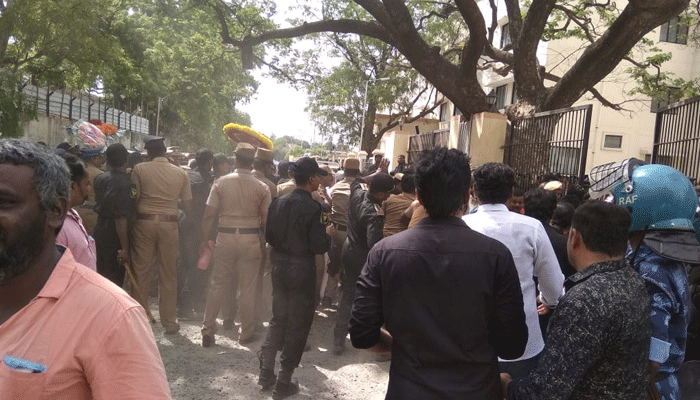 Ordered to shoot at people outside CM warns ..! Ordered to shoot at people outside CM warns ..!