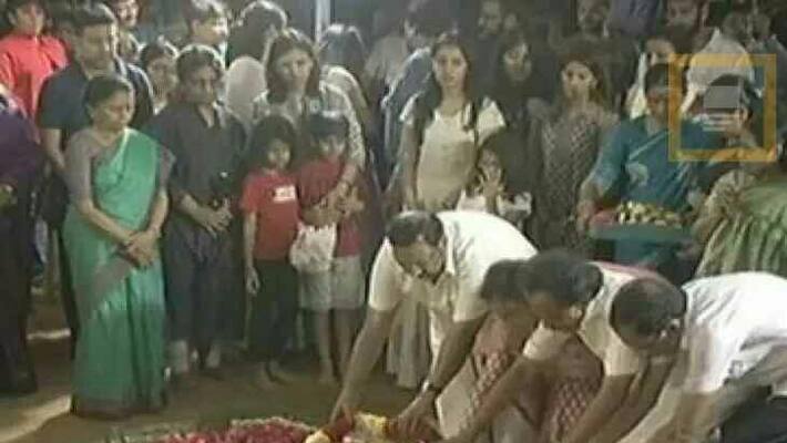 Karunanidhi family paid homage in his cemetry Karunanidhi family paid homage in his cemetry