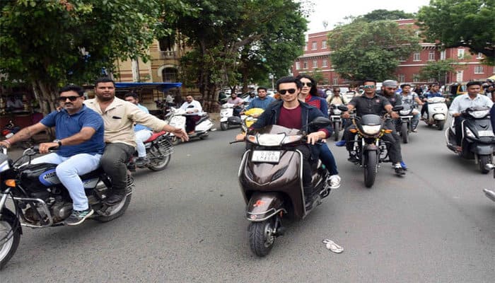 Ayush sharma give fine to traffic police for not to wear helmet during riding scooty