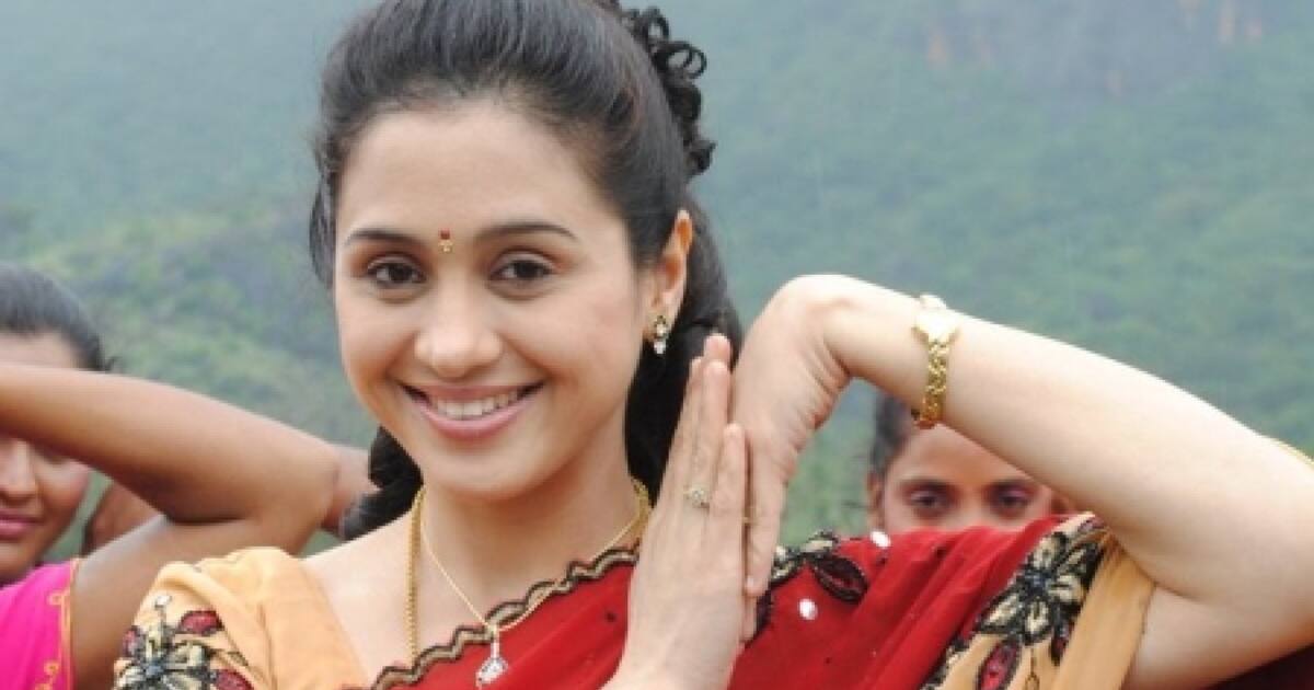 Devayani: 47 வயதில் செம்ம ஸ்டைலிஷாக பேன்ட் - ஷர்ட்டில் தோன்றி இளம் நடிகைகளுக்கு  டஃப் கொடுக்கும் தேவயானி!