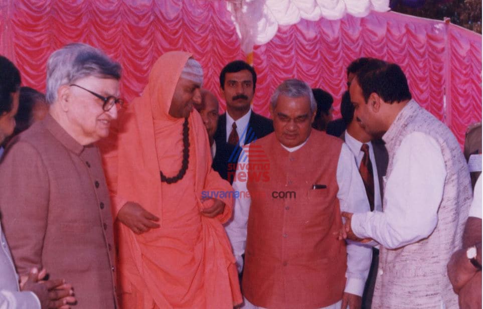 ಅಂದಿನ ರಾಜ್ಯಪಾಲರಾದ ಖುರ್ಷಿದ್ ಅಲಂ ಖಾನ್ ಜತೆ.