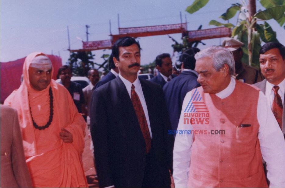 ಮೈಸೂರಿಗೆ ಆಗಮಿಸಿದ ಕ್ಷಣ ಸುತ್ತೂರು ಶ್ರೀಗಳೊಂದಿಗೆ.