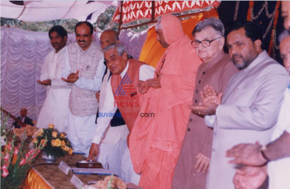 ಮಾಜಿ ಮುಖ್ಯಮಂತ್ರಿ ಸಿದ್ದರಾಮಯ್ಯ ಹಾಗೂ ಕೇಂದ್ರ ಸಚಿವ ಅನಂತ್ಕುಮಾರ್ ಮುಂತಾದವರು.