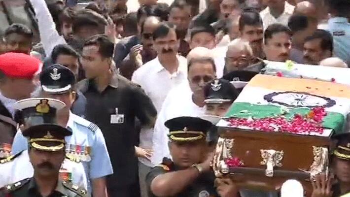 The mortal remains of former PM #AtalBihariVajpayee being taken to Smriti Sthal for funeral. PM Modi and Amit Shah also take part in the procession. The distance is around 4 kilometers.