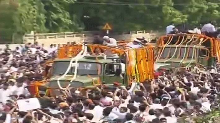 The mortal remains of former PM #AtalBihariVajpayee being taken to Smriti Sthal for funeral. PM Modi and Amit Shah also take part in the procession. The distance is around 4 kilometers.