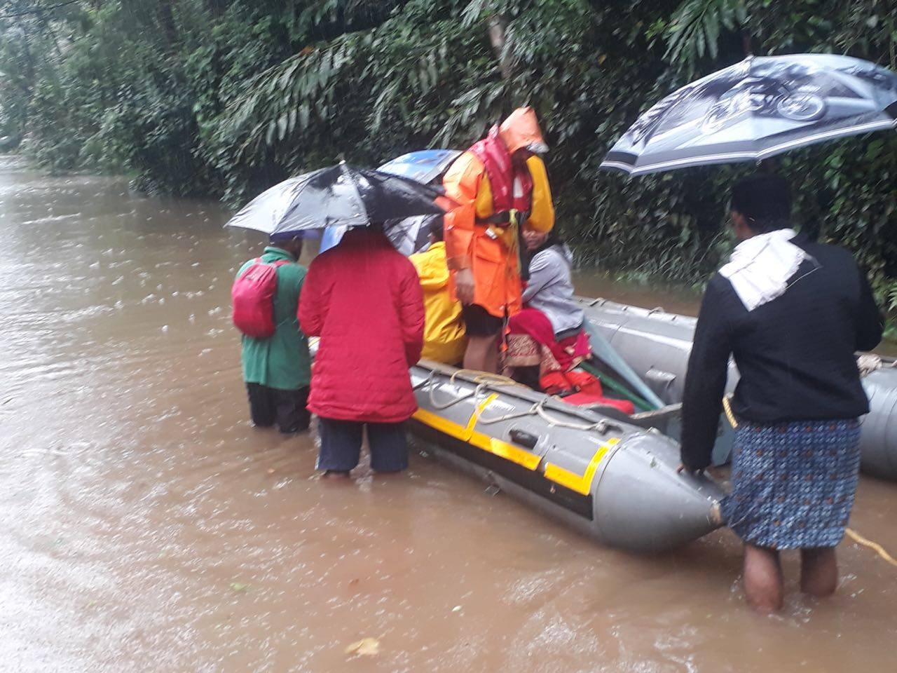 Kerala finance minister doing rescue work in wayanadu