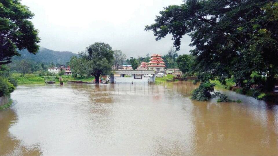 shamsheer vayalil donates 50 cr for kerala flood affected people