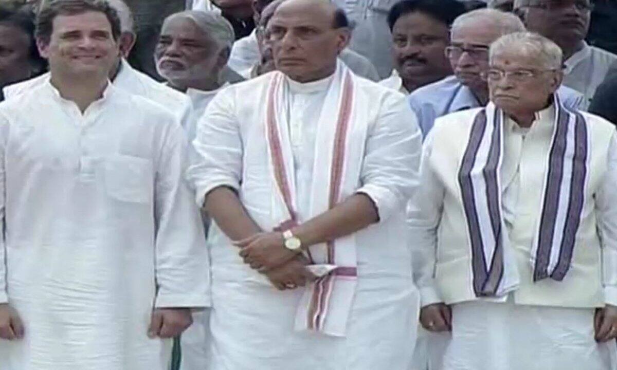 Rahul Gandhi smiling during in Atal Bihari Vajpayee's Funeral