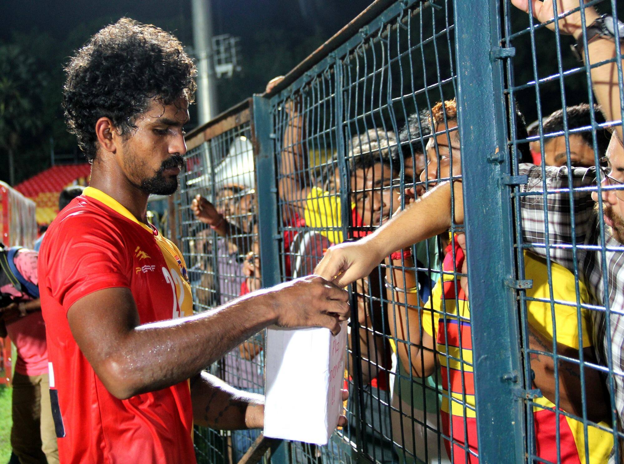 east bengal keraite players collected money from fans for kerala rehabilitation