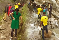 Uttarakhand Rishikesh -Badrinath route closed 400 passengers stranded landslide
