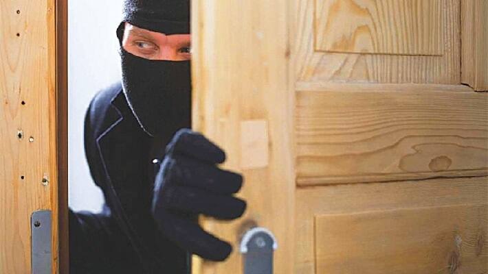 house wife injured in attempt to catch thief house wife injured in attempt to catch thief
