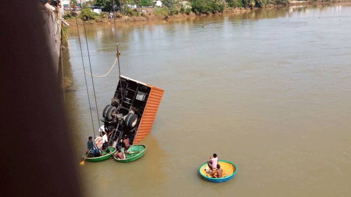 lorry sinking cauvery river; 6 hours struggle Recovery!