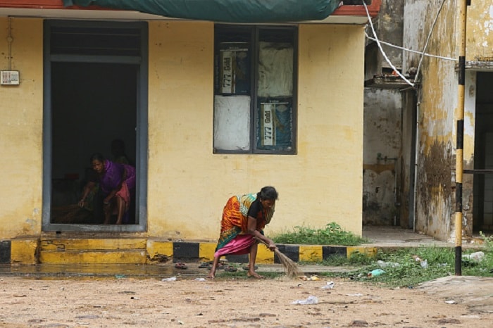 <p>বাস্তুশাস্ত্র মতে, সর্বদা শনিবার নতুন ঝাড়ু কেনা উচিত। এটি ফলে দেবী লক্ষ্মী নন, শনি দেবও সন্তুষ্ট হন বলে মনে করা হয়।</p>