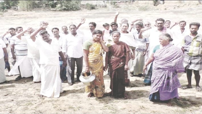 Farmers get in pond protest asking water for irrigation Farmers get in pond protest asking water for irrigation