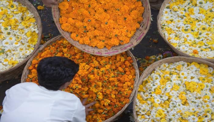 crisis faced by thovalai flower farmers in onam season due to floods in Kerala