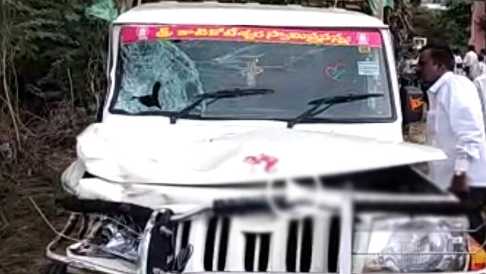 6 killed, 10 injured in road accident in AP