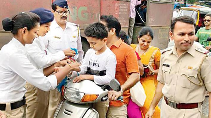mumbai police initiative named rakhi with khaki for collecting money for flood relief in kerala mumbai police initiative named rakhi with khaki for collecting money for flood relief in kerala