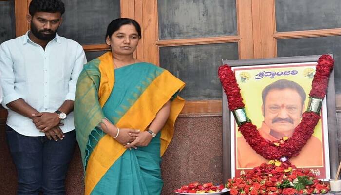 AP Minister paritala sunitha condolence messege to harikrishna death