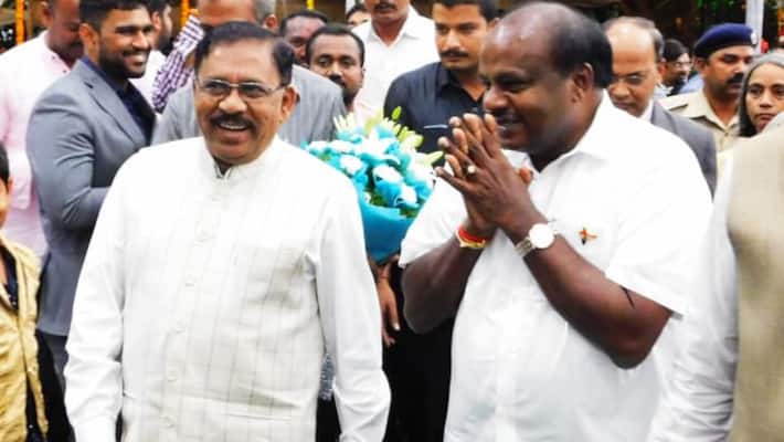 HD Kumaraswamy, G Parameshwara take 6-bogey metro ride in Bengaluru (Video) HD Kumaraswamy, G Parameshwara take 6-bogey metro ride in Bengaluru (Video)