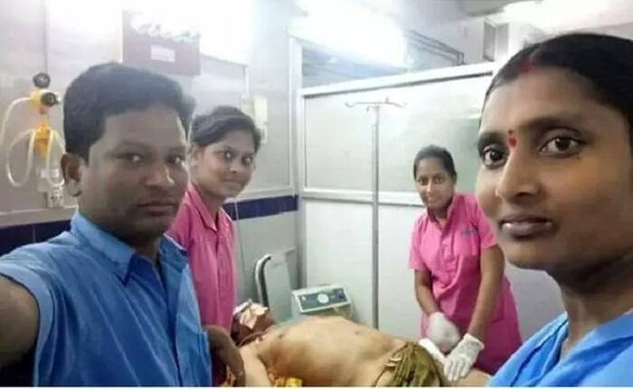 4 nurs taken the selfi front or actor death body