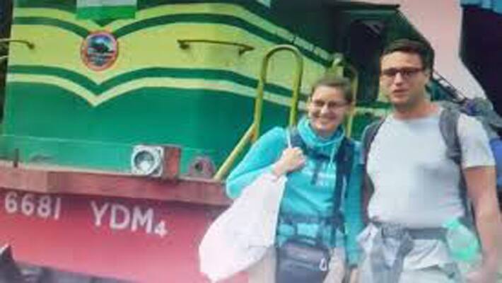 forign couples celebrate in honeymoon for ooty train