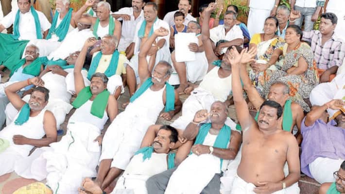 Farmers sieged Trichy collector and held in half nude protest