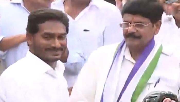 దీంతో స్పీకర్ పదవి కోసం వైసీపీ ఎమ్మెల్యేల పేర్లను జగన్ పరిశీలిస్తున్నట్టుగా ప్రచారం సాగుతోంది. మాజీ మంత్రి తమ్మినేని సీతారాం, ఆనం రామనారాయణరెడ్డి, కోన రఘుపతి, అంబటి రాంబాబుల, గొల్ల బాబురావు పేర్లను స్పీకర్ పదవి కోసం జగన్ పరిశీలనలో ఉన్నాయనే ప్రచారం సాగుతోంది.