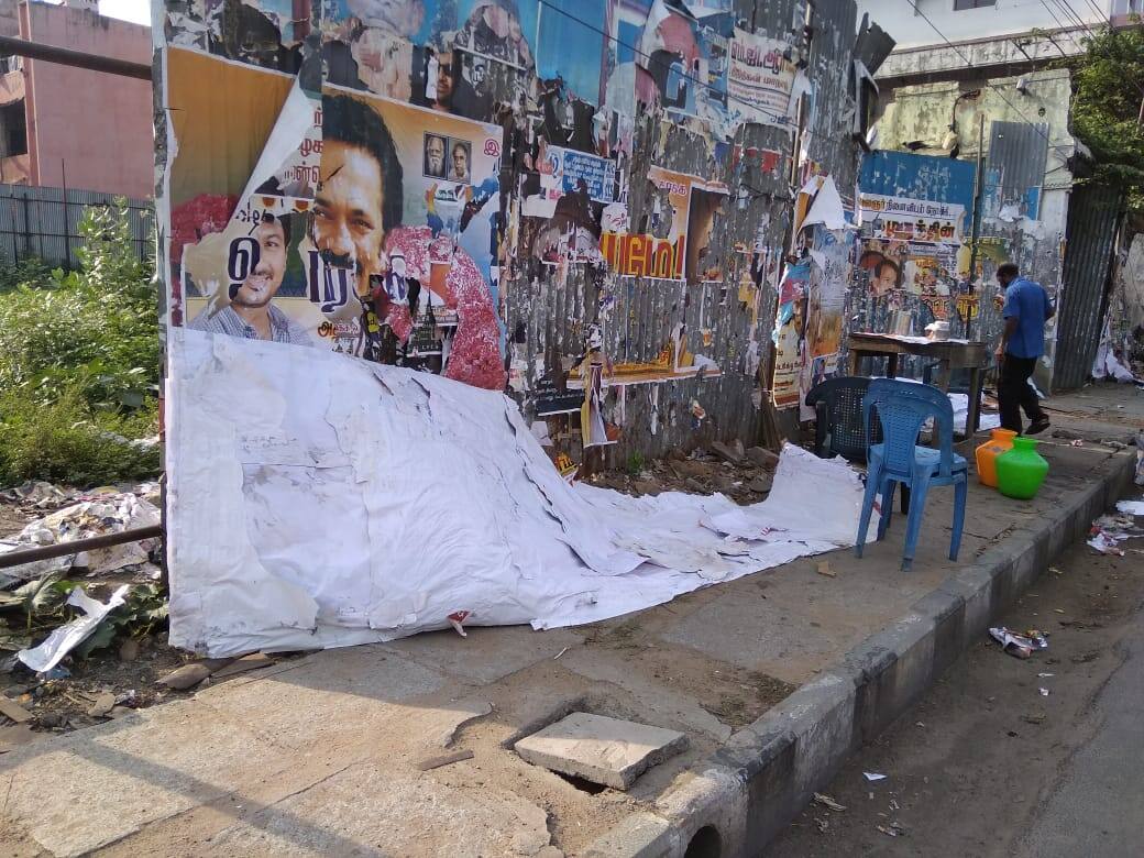 DMK Carder  removed MK Alagiri Posters at Arivalayam