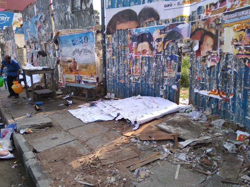DMK Carder  removed MK Alagiri Posters at Arivalayam