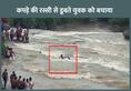 Suddenly the young man trapped by water increased, people saved the rope of the fabric
