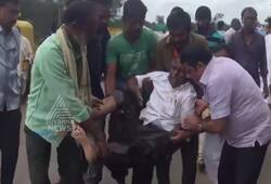 Gadag: 1 killed in accident, Minister Zameer Ahmed helps other injured victims [VIDEO]