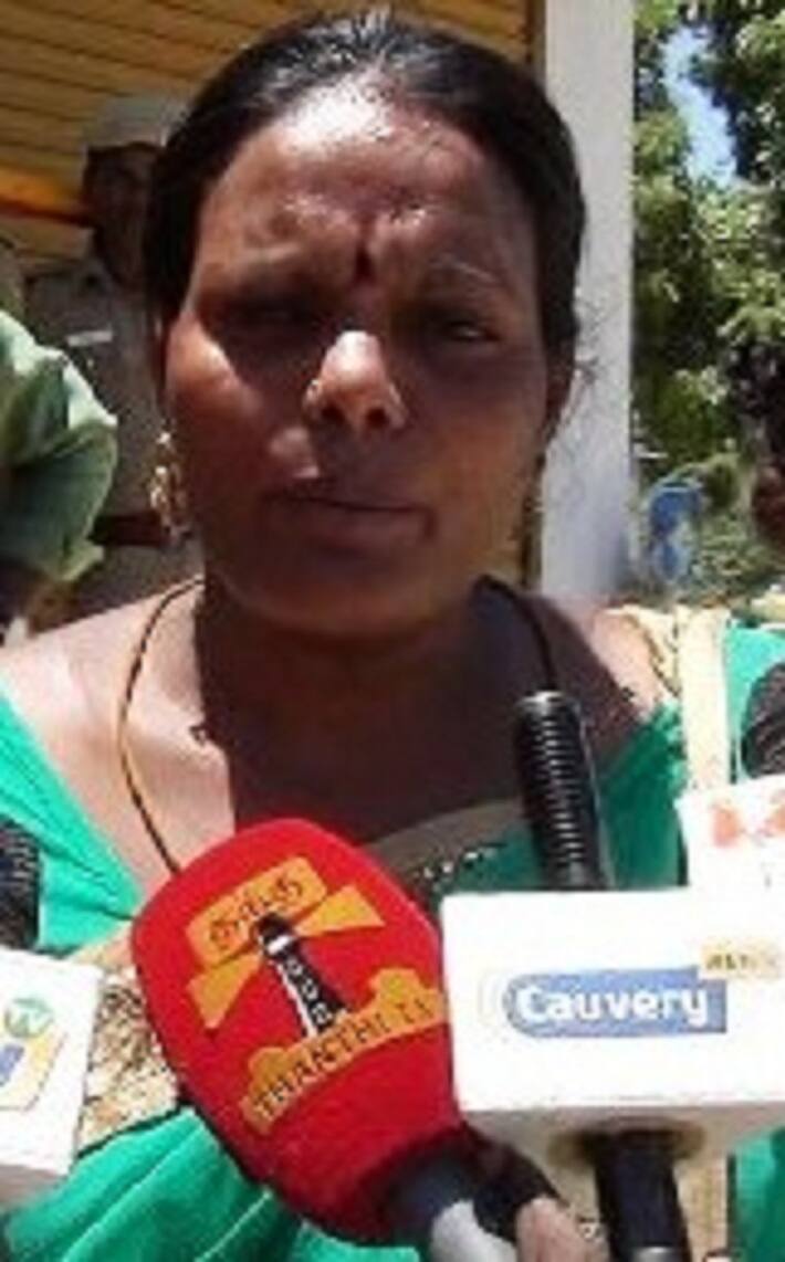 Near viluppuram women demand tasmac shop for their husbands