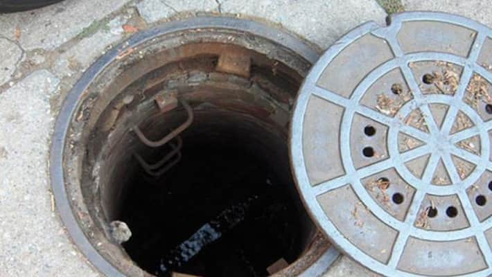 Man Leg fracture After falling into Manhole In Bengaluru Man Leg fracture After falling into Manhole In Bengaluru