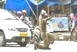 Odisha traffic police controls traffic in a unique way Video