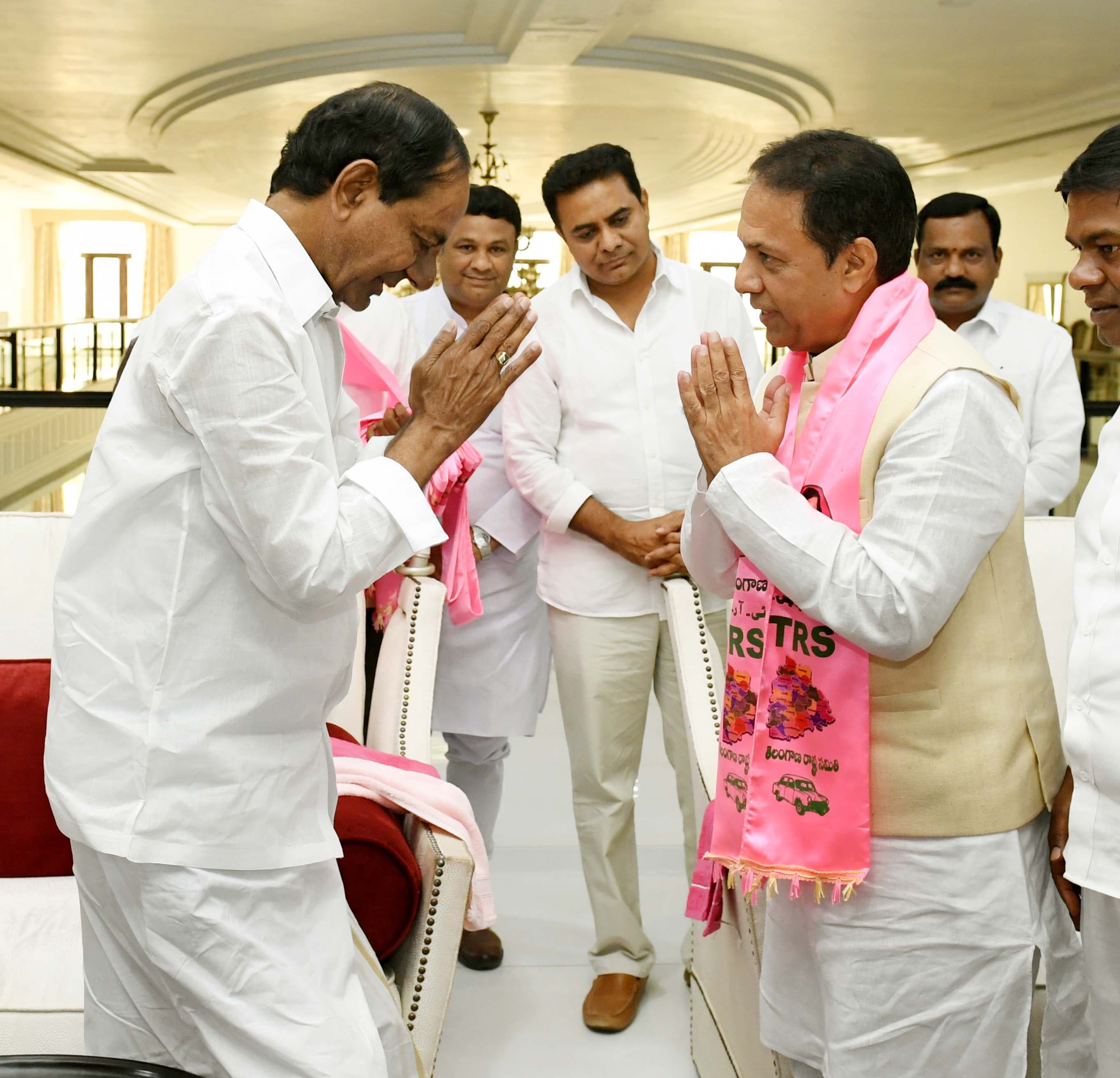 మాజీ స్పీకర్ సురేష్ రెడ్డి గత ఏడాది అసెంబ్లీ ఎన్నికలకు ముందు టీఆర్ఎస్ లో చేరారు. ఆయనకు కూడ గౌరవమైన పదవిని ఇస్తామని టీఆర్ఎస్ నాయకత్వం హామీ ఇచ్చింది. అయితే నిజామాబాద్ ఎంపీ స్థానంలో కవిత ఓటమి పాలు కావడంతో ఆయనకు ఇంకా నామినేటేడ్ పదవి దక్కలేదు.