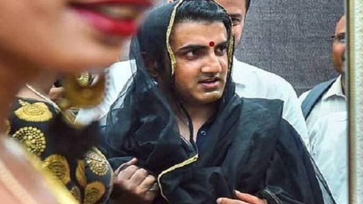 Cricketer Gautam Gambhir Don a Dupatta and Bindi Cricketer Gautam Gambhir Don a Dupatta and Bindi