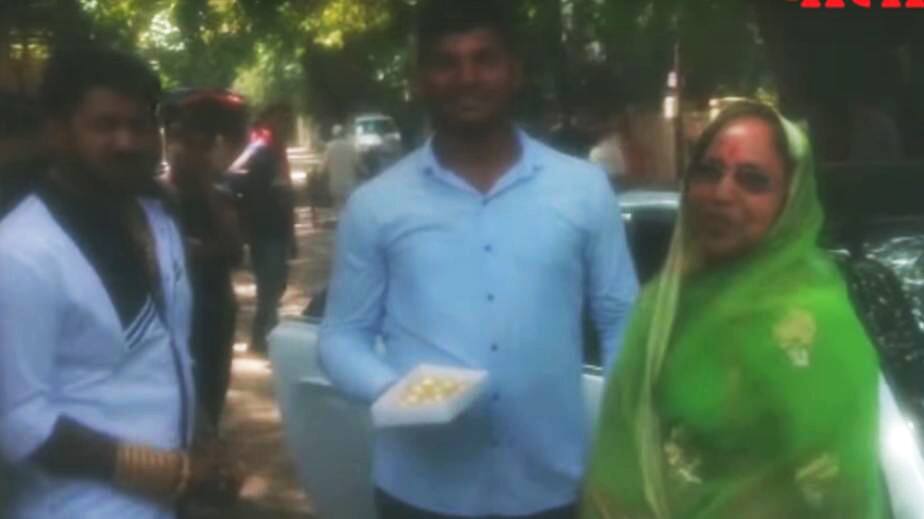 farmer in pune spent 21k  valuable sweet to celebrate his happiness