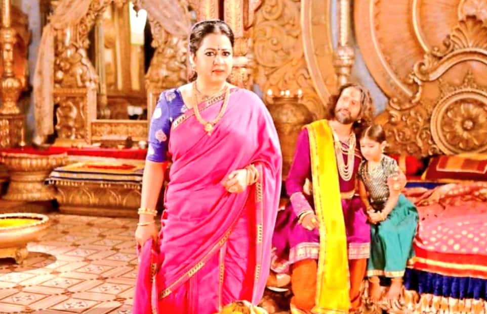 actress radhika turn to television show anchor