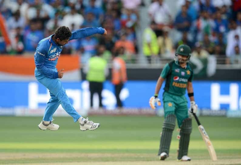 Hadik pandya back pain and fall down in the ground