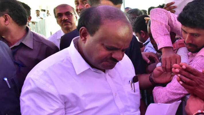Mandya: CM HD Kumara swamy Poses for selfie with Followers Mandya: CM HD Kumara swamy Poses for selfie with Followers