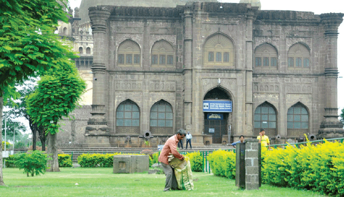 Specially Challenged Man Create Awareness At Gol Gumbaz Specially Challenged Man Create Awareness At Gol Gumbaz