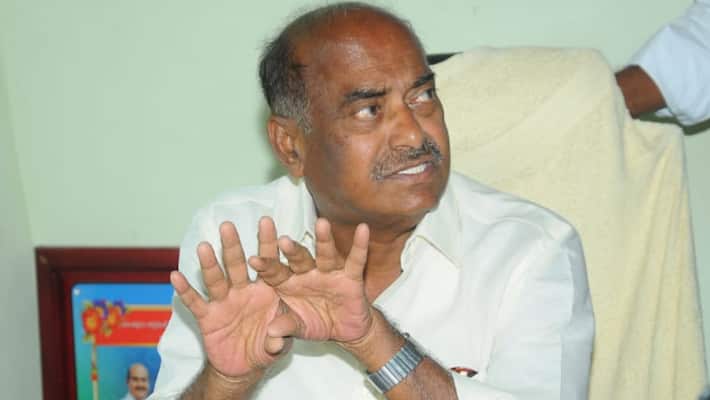 tdp leader jc diwakar reddy protest in tadipatri police station tdp leader jc diwakar reddy protest in tadipatri police station