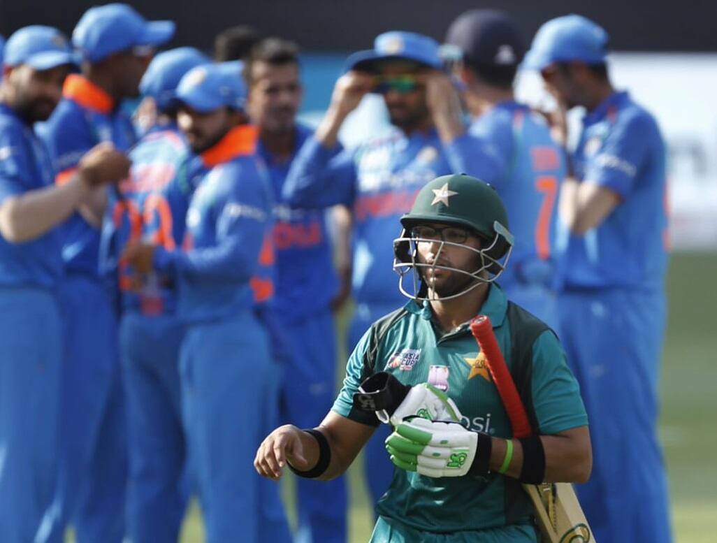 pakistan lost 3 wickets and struggling against india