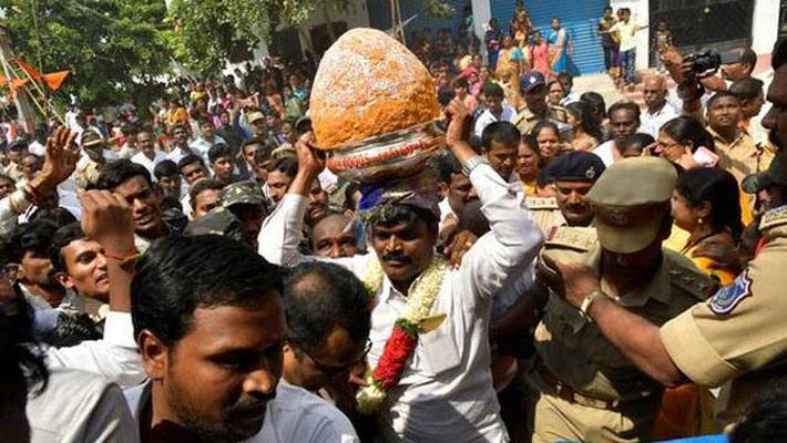 Ganesh Visarjan Balapur Ganapati laddu auctioned for a record breaking price of Rs 24 60 lakh Hyderabad ckm Ganesh Visarjan Balapur Ganapati laddu auctioned for a record breaking price of Rs 24 60 lakh Hyderabad ckm