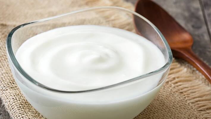 apply curd on the face to shine apply curd on the face to shine