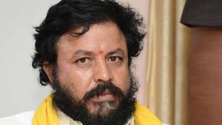 police detain tdp leader chintamaneni prabhakar at eluru hospital police detain tdp leader chintamaneni prabhakar at eluru hospital