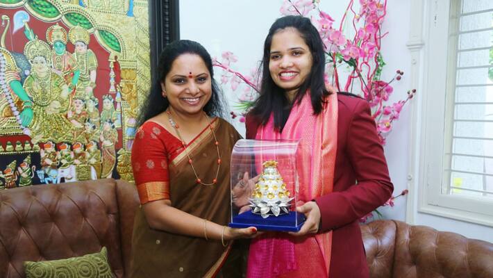 badminton player sikki reddy meets mp kavitha badminton player sikki reddy meets mp kavitha